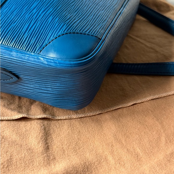 💎 Louis Vuitton Blue EPI Trocadero Crossbody 💎 - Picture 15 of 16